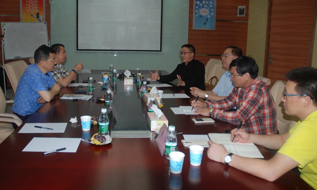 圖為:亞泰光電總經(jīng)理鄭翔與政協(xié)、科協(xié)領(lǐng)導(dǎo)座談