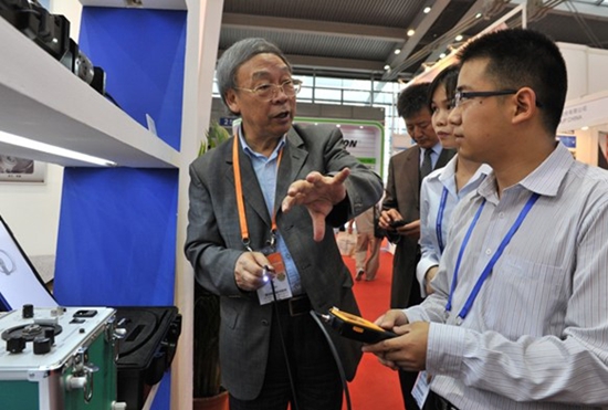 牛憨笨院士高交會期間曾指導亞泰光電工作人員內(nèi)窺鏡操作