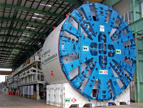 盾構(gòu)機(jī)的了解：盾構(gòu)機(jī)是個(gè)高度集成、復(fù)雜的系統(tǒng)，也稱挖掘機(jī)